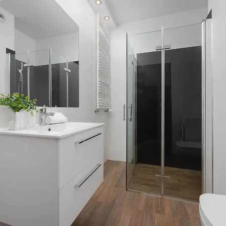 Modern With A Balcony And 2 Parking Spaces By Renters