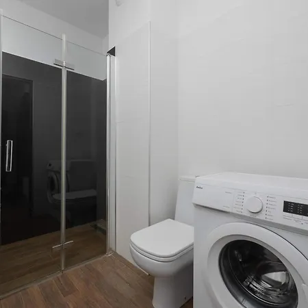 아파트 Modern With A Balcony And 2 Parking Spaces By Renters *
