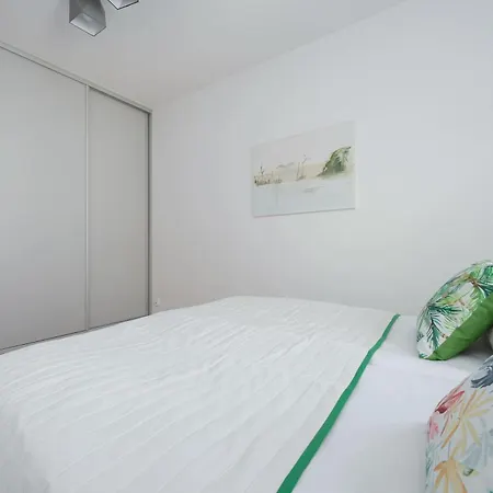 Modern With A Balcony And 2 Parking Spaces By Renters Appartement